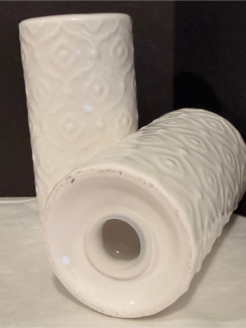 White Textured Ceramic salt and pepper shaker - Pair - Picture 3 of 4